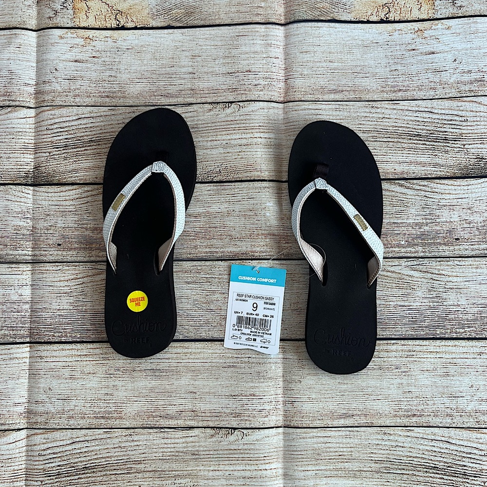 Woman’s brand new reefs size 9